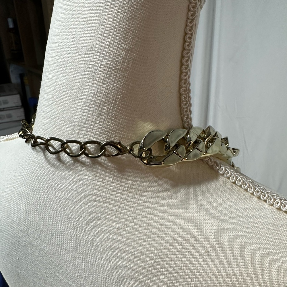 Cache Size M backless top with adjustable chain neckline. - Picture 7 of 8